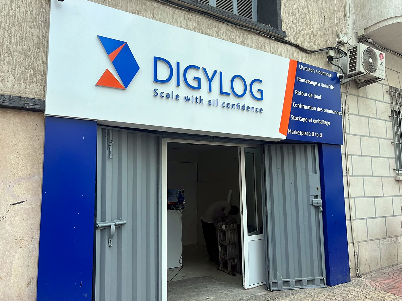 Façade Digylog avec lettres en relief et bandeau de services