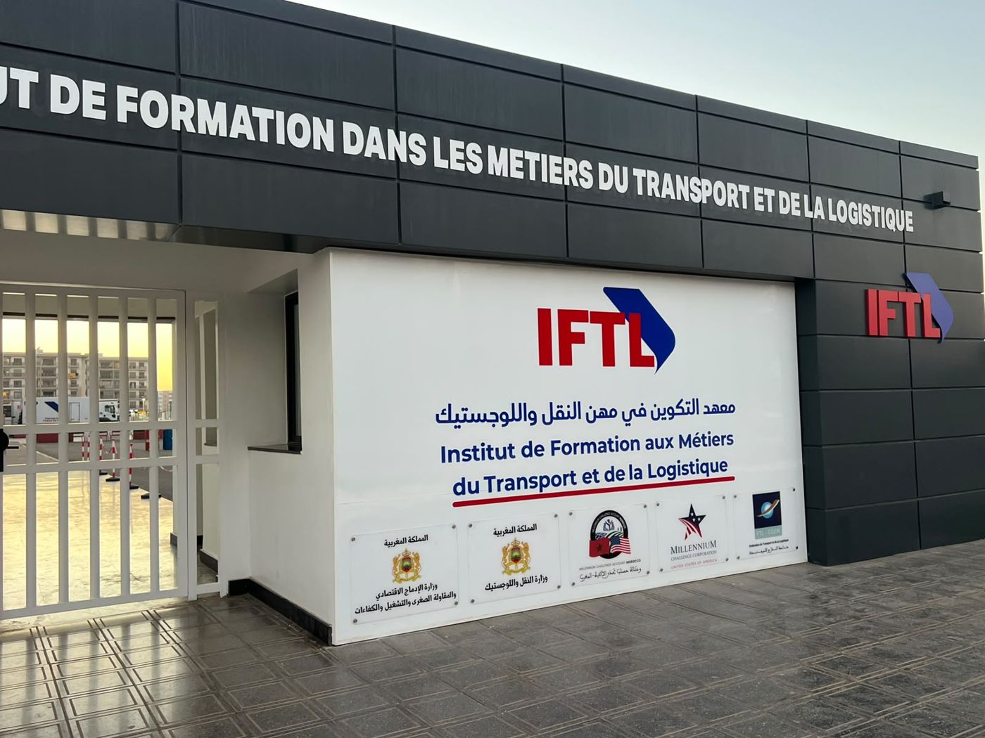 Façade IFTL avec lettres en relief et panneau d’identification