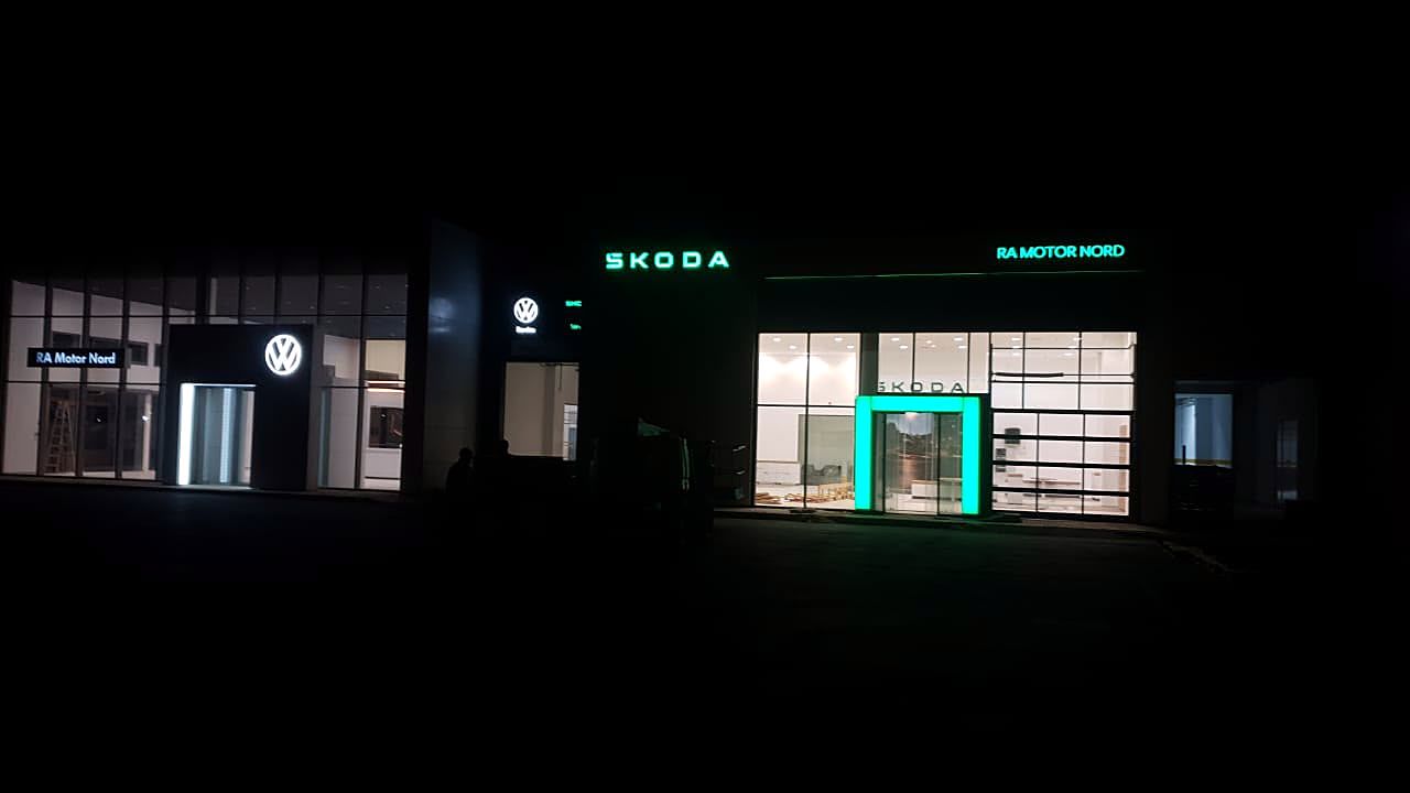 Concession Skoda et Volkswagen RA Motor Nord éclairée de nuit